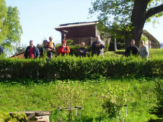 Wanderer beobachten die Fahrt der Z&uuml;ge